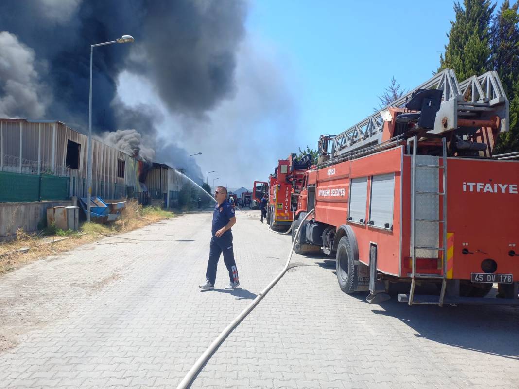 Manisa’da plastik fabrikasında yangın! Gökyüzünü kara dumanlar kapladı 36